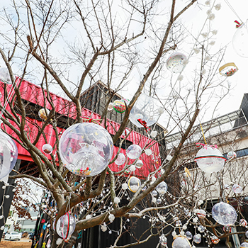예술교육 과정에서 만들어진 크리스마스 오너먼트. 방문객들이 함께 즐길 수 있도록 배롱나무에 매달아두었다.