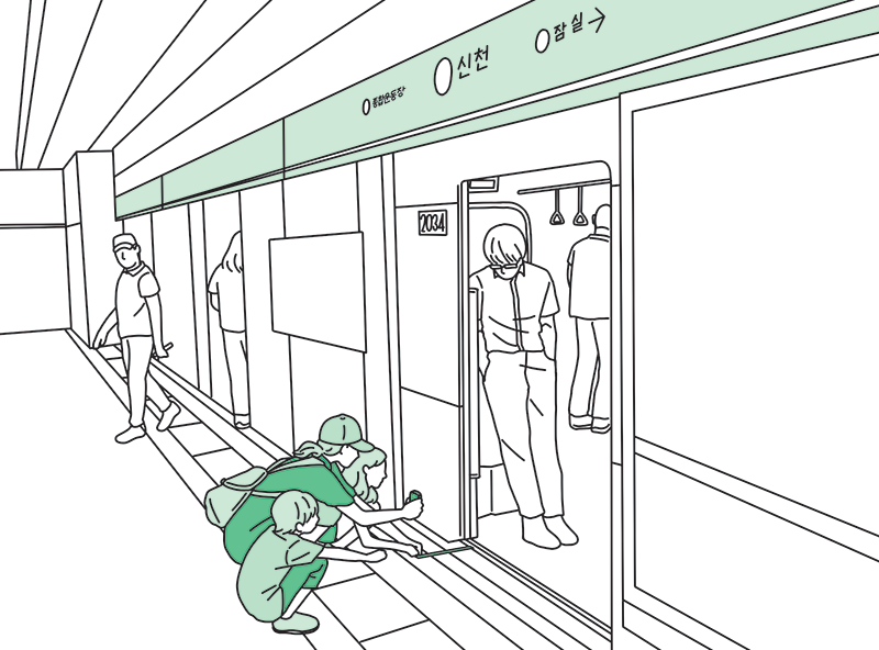 지하철 승강장에서 장애인 접근성 커뮤니티매핑을 하고 있는 가족