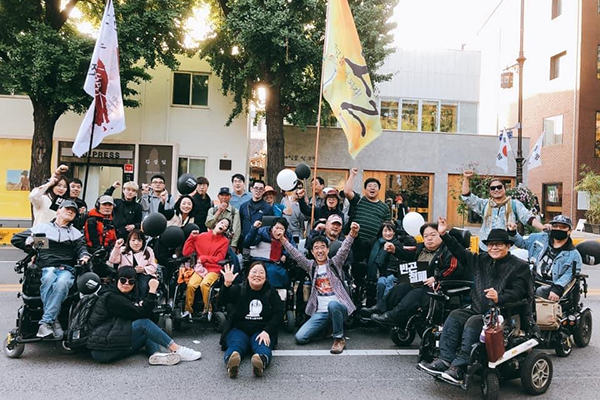 (왼쪽부터) 노들장애학궁리소에서 만난 《비마이너》김도현 대표 ⓒ서진영 차별 없는 세상을 위해 함께 거리로 나선 활동가들 ⓒ김도현